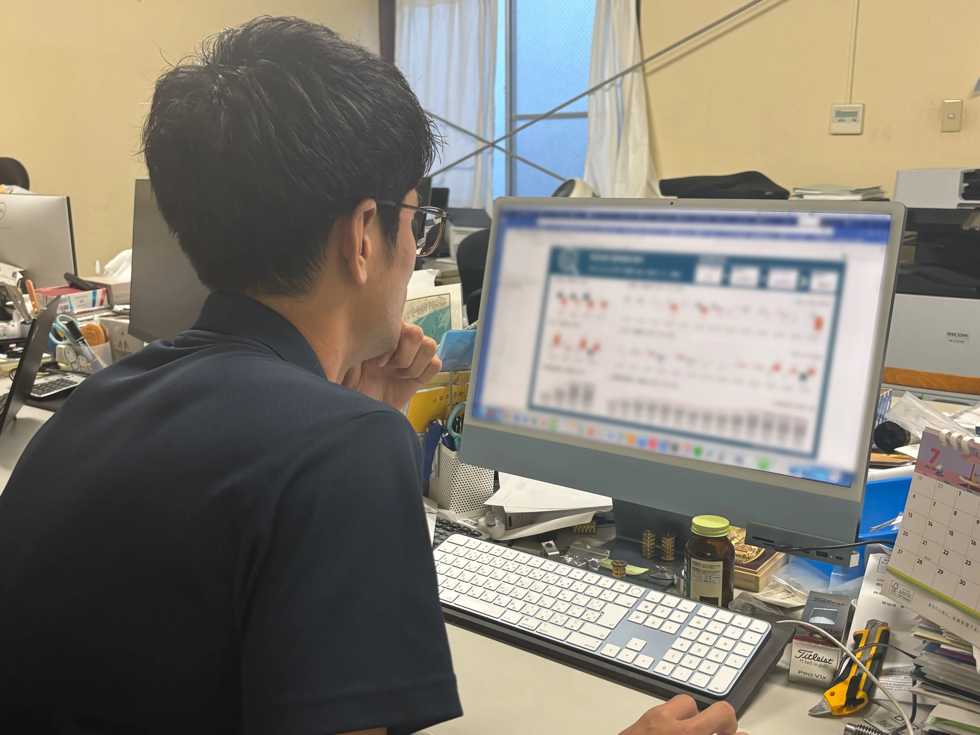(株)菊伊歯車さまPCでDBを確認している画像